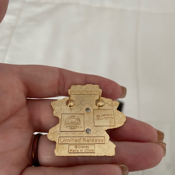 RunDisney 2018 Marathon Weekend Half Marathon Pin - Picture 4 of 5